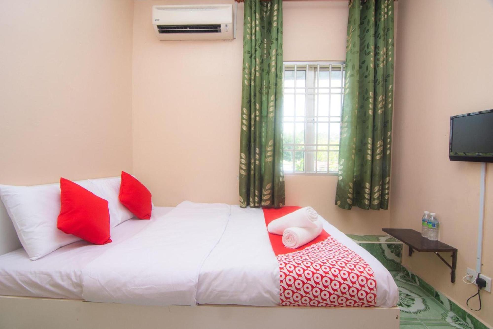Oyo 1224 Hotel Hajah Rohayah Tanjong Malim Exterior photo